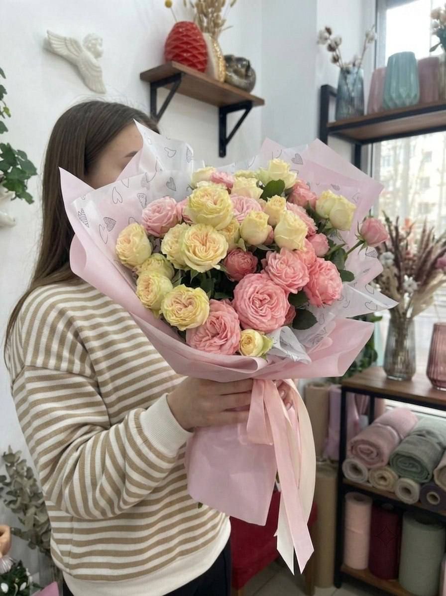 Моно-букет из пионовидных кустовых роз